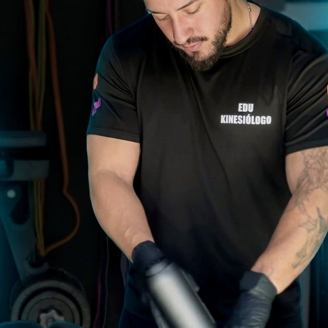 Juan Eduardo aplicando masoterapia con pistola de masaje a domicilio