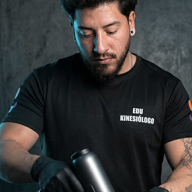 Juan Eduardo aplicando recovery a un paciente